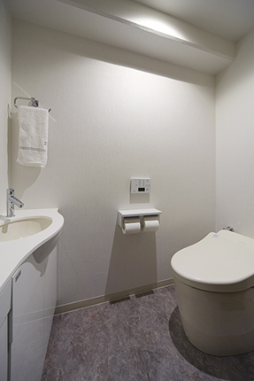白を基調としたトイレ空間　TOTOネオレスト　豊中市