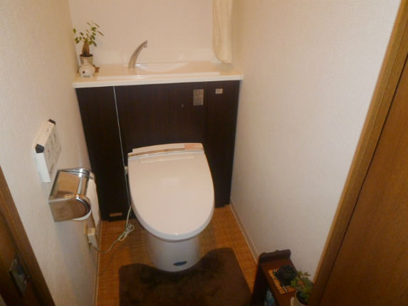 収納一体型トイレをクリエダーク色でおしゃれに　神戸市