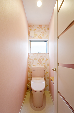 花柄とピンクでかわいいトイレに　高槻市