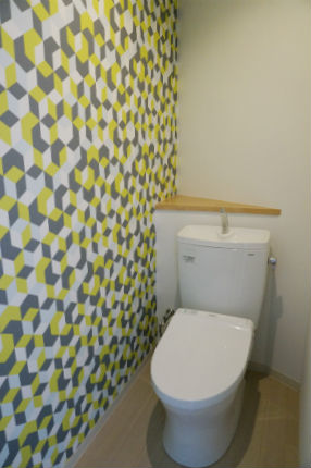 こだわりの壁紙で個性的な明るいトイレ空間　吹田市