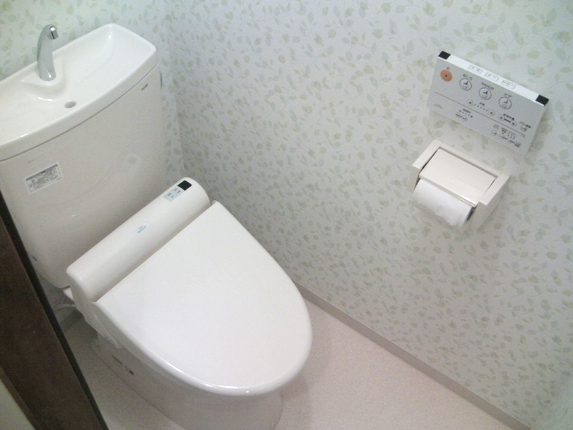 タイル貼りから白の清潔感のある明るいトイレ空間　高槻市