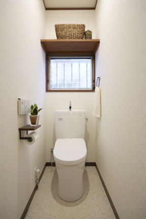 ホワイトを基調としたナチュラルなトイレ【ピュアレストＱＲ】　吹田市