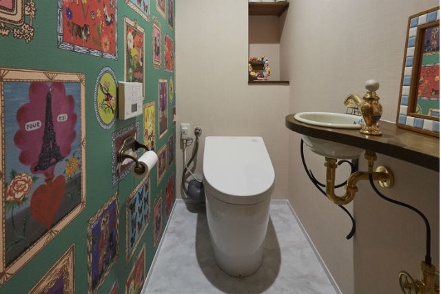 ナタリーレテの壁紙がインパクト大のポップなトイレ空間 施工事例 トイレリフォーム 神戸市須磨区のリフォームはナサホーム
