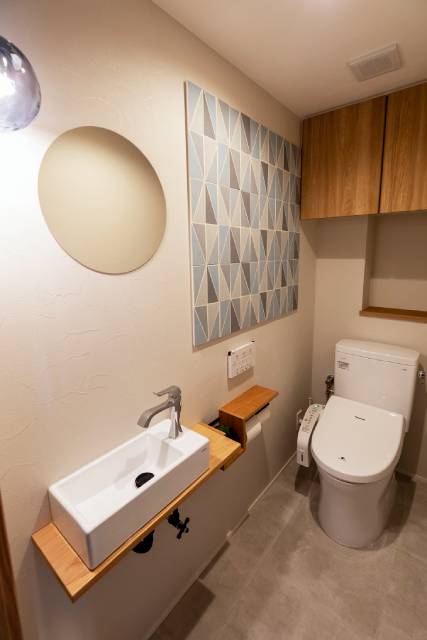 ブルーのエコカラットがアクセントの快適なトイレ空間