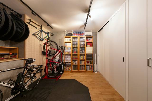 趣味を楽しむ、動線を整えた土間続きの玄関収納