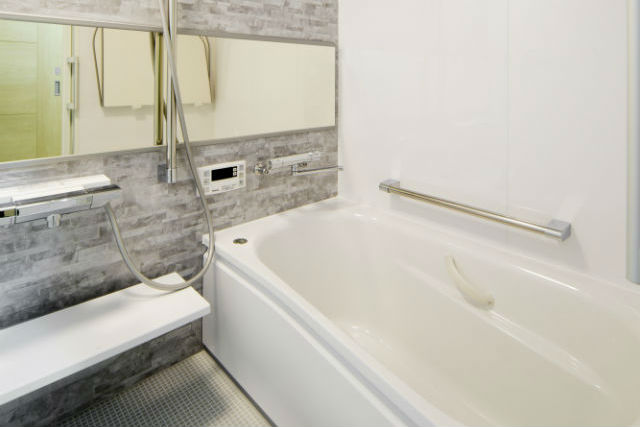 手すりと浴室暖房乾燥機を付けて安全に入浴できる浴室