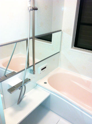 ピンクの浴槽とブーケットホワイトのパネルで可愛い「サザナ」