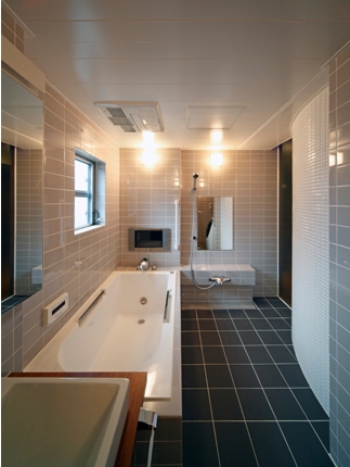 タイル貼りのバリアフリーバスルーム 施工事例 浴室 お風呂リフォーム 尼崎市のリフォームはナサホーム