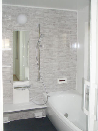 サザナの石目調パネル クレアライトグレーで高級感のある浴室