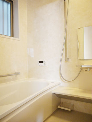 大理石のようなアロマブラウンの周辺パネルで上品な浴室　大阪