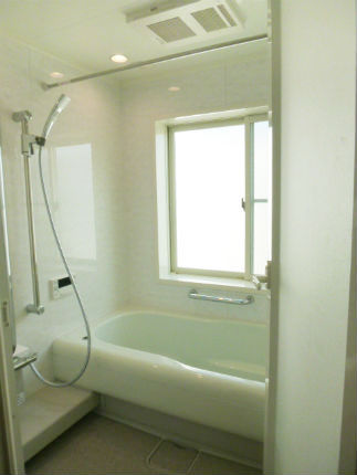 人造大理石のバスタブで広々とくつろげる浴室