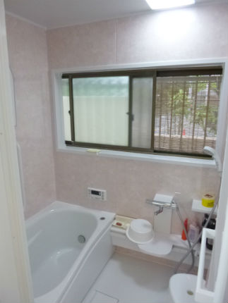 「TOTOサザナ」マテリアルアロマピンク柄の手すり付浴室