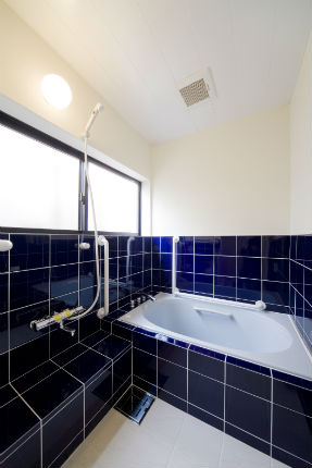 ブルーのタイルがおしゃれでレトロな浴室
