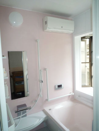 清掃性の高いピンクのアクセントパネルで暖かい印象に 施工事例 浴室 お風呂リフォーム 堺市のリフォームはナサホーム