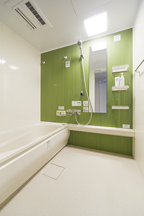 ドロープグリーンのアクセントパネルでおしゃれモダンな浴室空間　