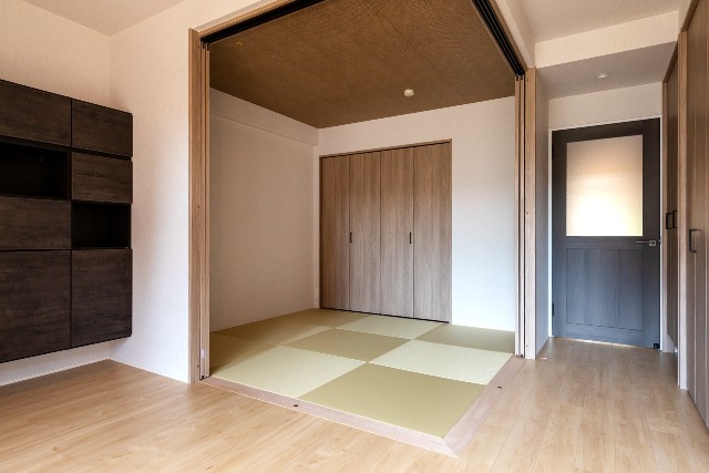 琉球畳がリビングと調和する和モダン和室