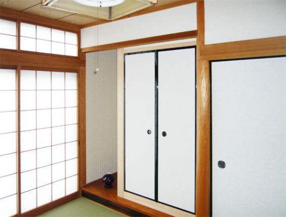 軸回し扉の仏間を床の間に収納、スペースを有効活用した和室