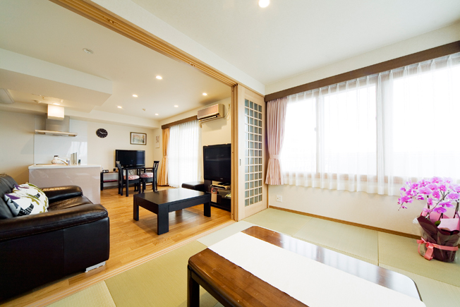 格子デザインの間仕切り建具でリビングと一体感のある和室 施工事例 和室リフォーム 神戸市灘区のリフォームはナサホーム