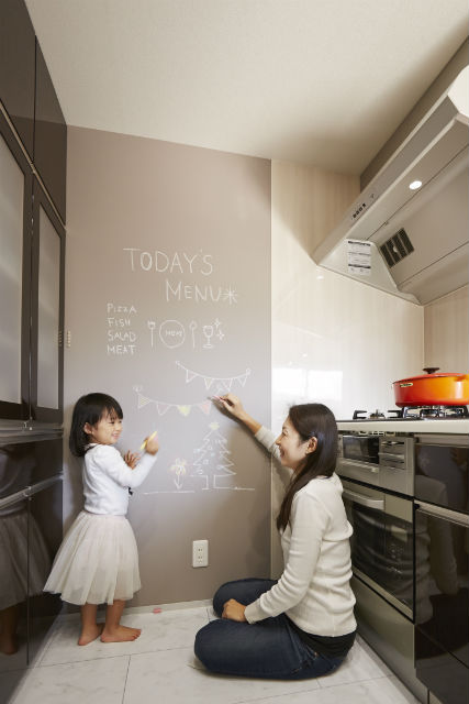 お子様が楽しく過ごせるお絵描きボードのあるキッチン 施工事例 キッチンリフォーム 神戸市中央区のリフォームはナサホーム