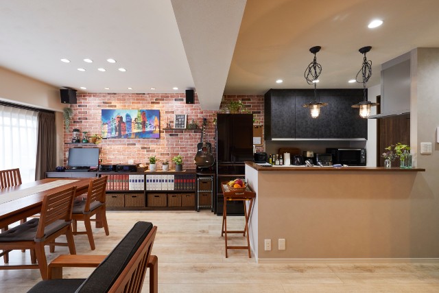 ペンダントライトが灯る憧れの対面キッチン