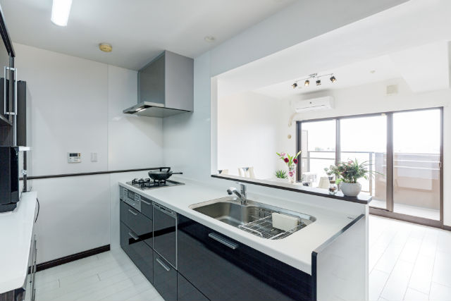 家族との会話を楽めるモダンテイストの対面キッチン