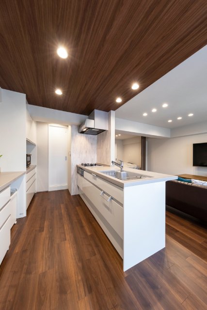 収納と動線を整え暮らしに寄り添ったキッチン空間