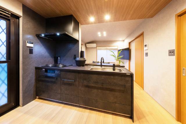 空間を引き締めるブラック基調のキッチン