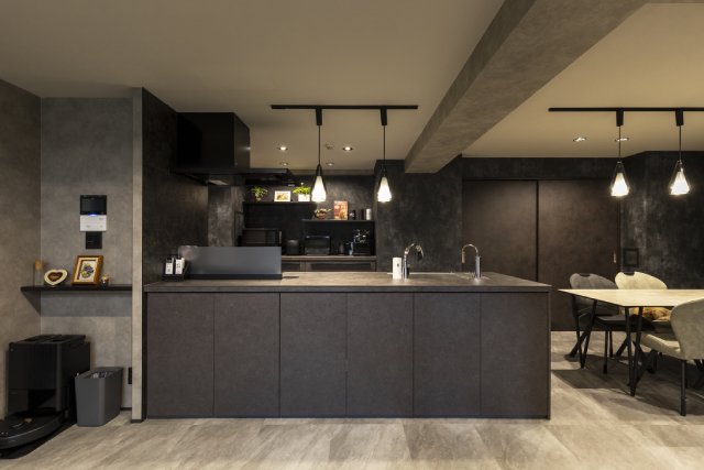 配置を工夫したスタイリッシュなペニンシュラキッチン