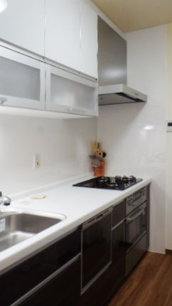 フラップアップ収納付の明るいキッチン（施工事例：キッチンリフォーム）｜豊中市のリフォームはナサホーム