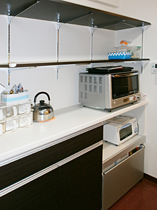 クリナップ「ラクエラ」のカップボードで収納抜群のキッチン