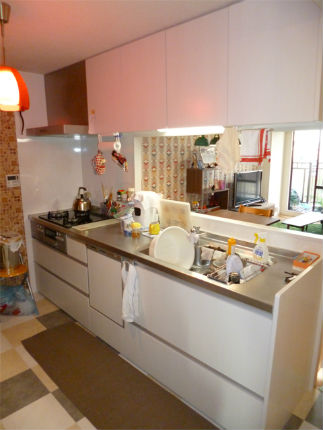 おしゃれなクロスとクッションフロアの対面型キッチン 施工事例 キッチンリフォーム 神戸市中央区のリフォームはナサホーム