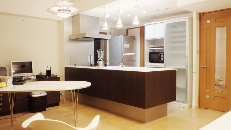 おしゃれな家具に合うフロート対面キッチン 施工事例 キッチンリフォーム 吹田市のリフォームはナサホーム