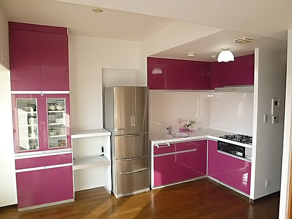 鮮やかなピンクのキッチン 施工事例 キッチンリフォーム 大阪 兵庫 奈良 京都のリフォームはナサホーム