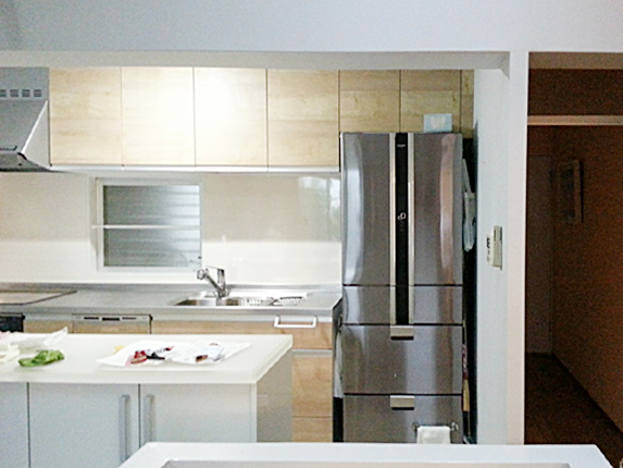 冷蔵庫の高さに合わせたリアロメープル柄のキッチン
