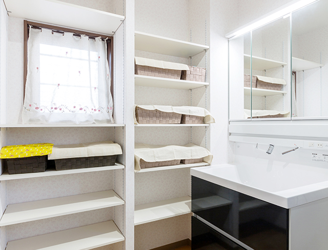 可動式の棚で収納が充実した明るい洗面化粧室