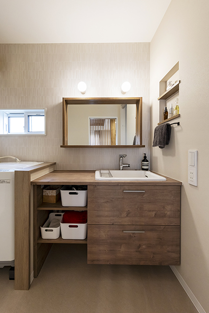 ひとめぼれのミラーが映える、北欧ナチュラルな洗面空間