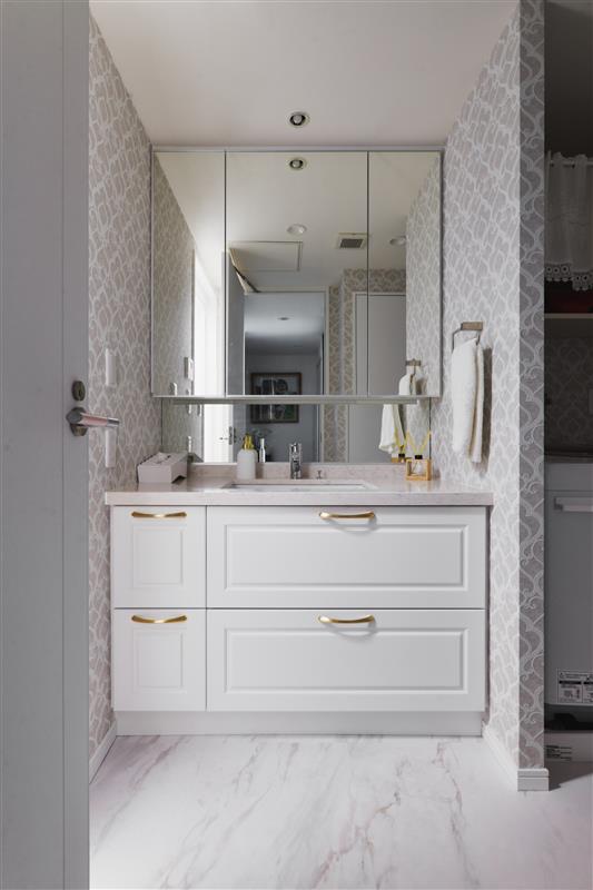 框扉×ゴールドで叶えるエレガント洗面