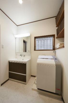 キューボのブラウンウッド柄で優しい印象の洗面空間
