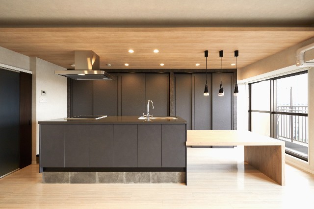 セミオーダーで叶えた,憧れのイタリアンモダンなキッチン空間