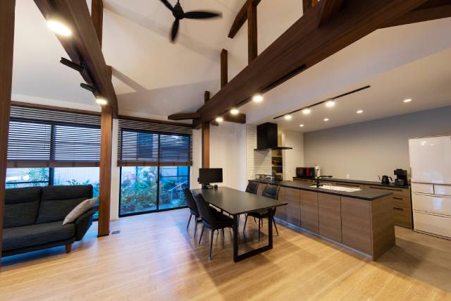 梁天井で魅せるモダン×和のくつろぎ空間