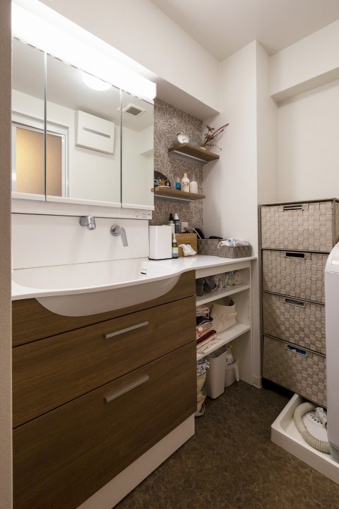 温かいナチュラルな空間の洗面化粧室