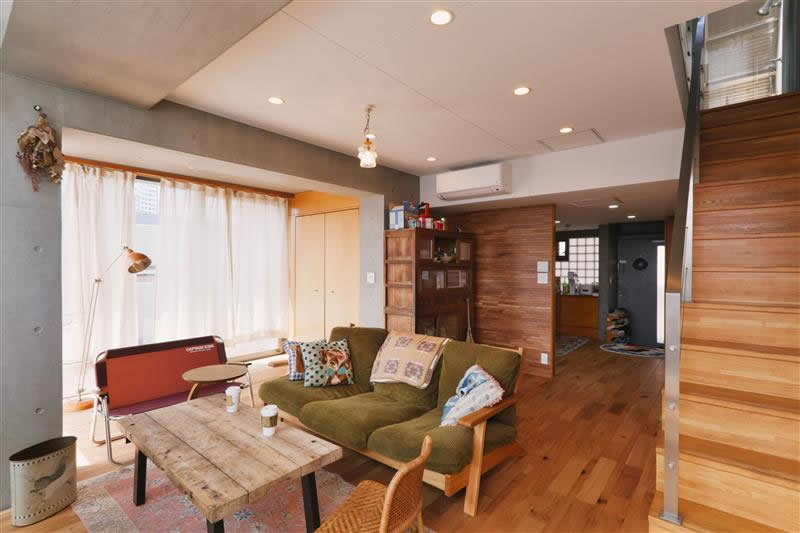 コンクリートと木目の調和が生む、心地よい住まい