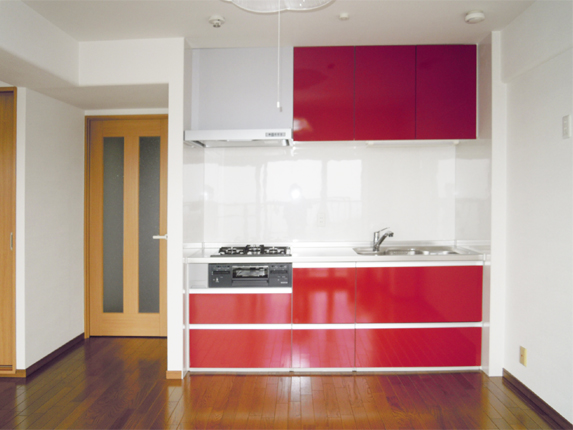 赤いキッチンが映える一人暮らしの部屋
