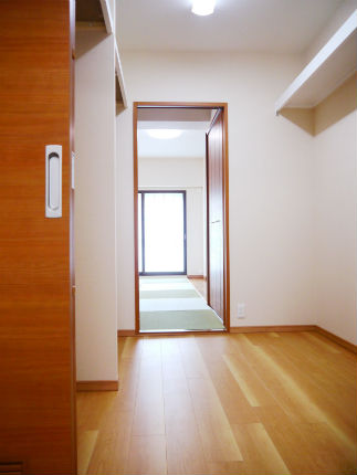 2部屋から行き来が出来るウォークインクローゼット 施工事例 個室リフォーム 大阪市都島区のリフォームはナサホーム