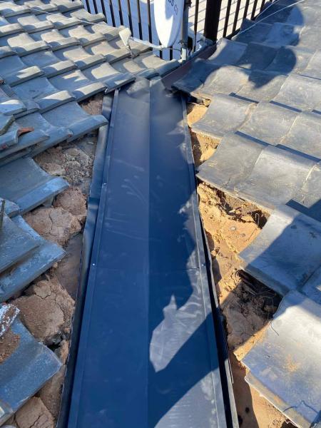 和室の天井に雨漏りを瓦屋根補修で改善し、谷樋も交換