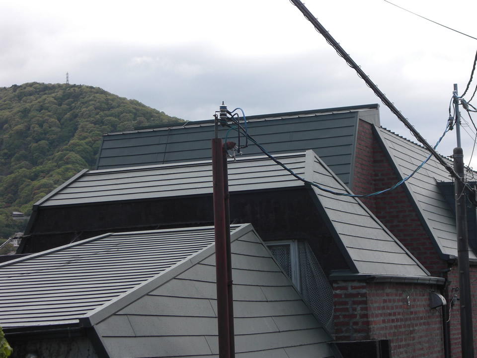 金属屋根のカバー工法で煉瓦の外壁とのバランスが良い屋根に