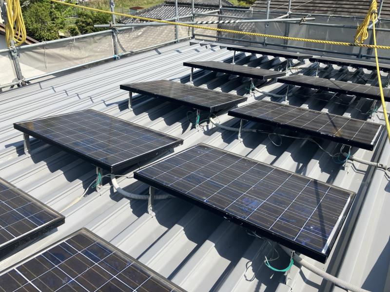 太陽光パネルがある屋根塗装