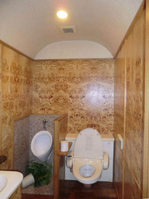 オーダーメイドのミラーの設置で広々としたモダンなトイレ 施工事例 トイレリフォーム 豊中市のリフォームはナサホーム