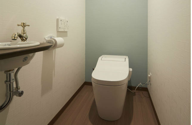 水色のアクセントクロスが映えるシンプルなトイレ 施工事例 トイレリフォーム 高槻市のリフォームはナサホーム