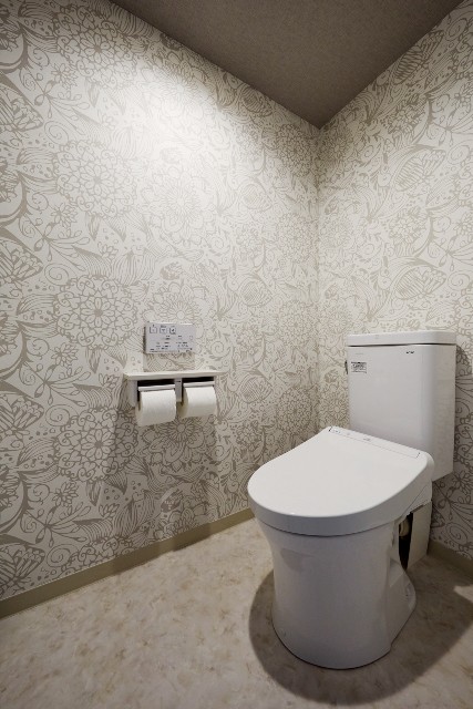 ダマスク柄の壁紙が印象的なトイレ空間